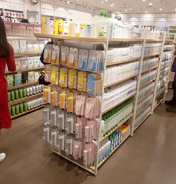 Kệ trưng bày hàng mỹ phẫm khung sắt - mâm gỗ