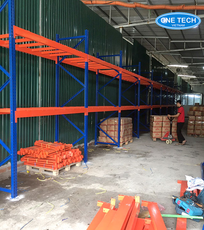 Hình ảnh Onetech lắp đặt giá kệ cho khách hàng