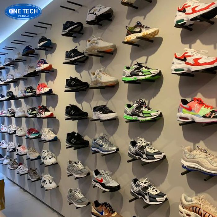Kệ ốp tường cho không gian cửa hàng giày thể thao