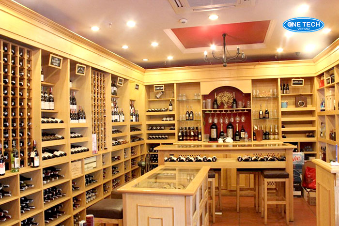 Một shop rượu ngoại sử dụng hoàn toàn kệ và tủ gỗ trưng bày
