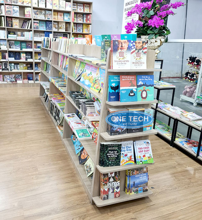 Kệ gỗ bày sách tại nhà sách, siêu thị
