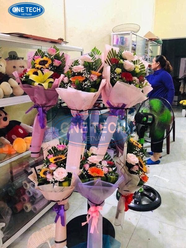 Bí quyết sử dụng kệ trưng bày hoa sáp để thu hút khách hàng