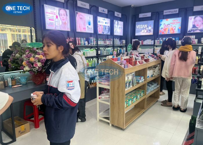 Giá kệ One Tech mang đến cho Chanh Cosmetics không gian trưng bày tối ưu, nổi bật thu hút chú ý khách hàng