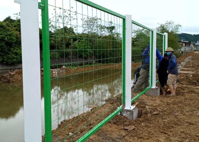 Việc sử dụng hàng rào bằng lưới thép giúp bảo vệ một cách bền bỉ, chắc chắc hơn