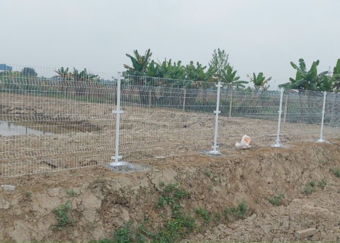 Mẫu hàng rào lưới thép với cột tròn phổ biến ở các vùng nông thôn
