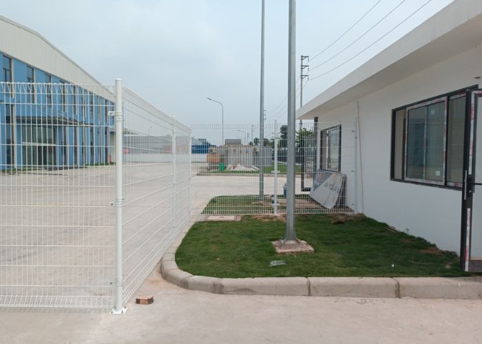 Mẫu hàng rào lưới thép sử dụng trong các khu công nghiệp bền đẹp