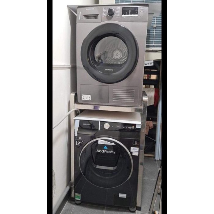 Mẫu kệ máy giặt sấy inox được ưa chuộng nhờ tính bền bỉ