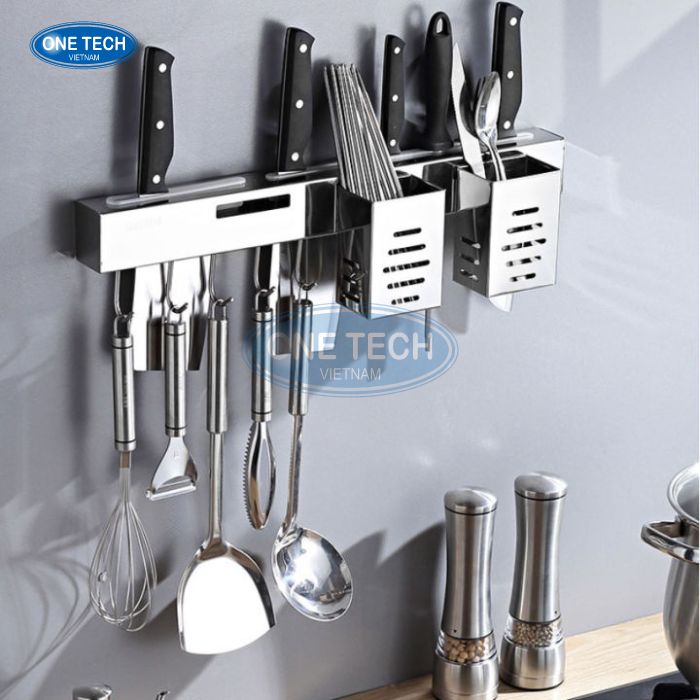 Giá treo dao thớt inox trên tường sáng bóng, sạch sẽ