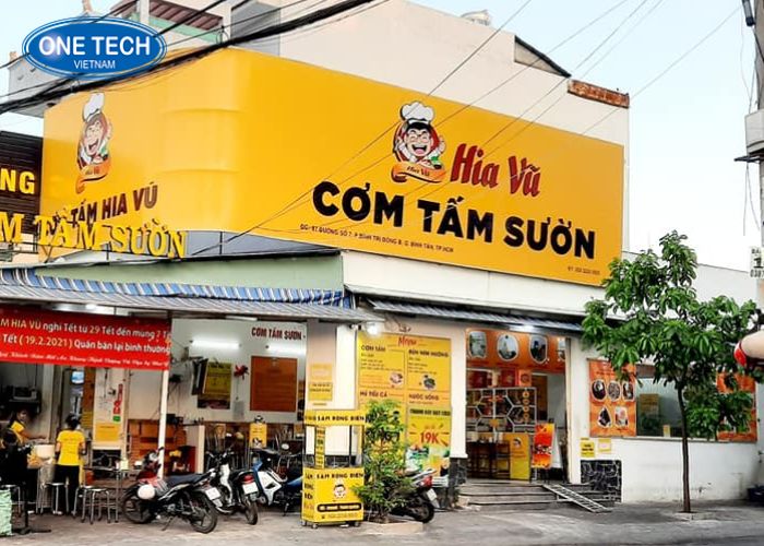 Tên cửa hàng “Hia Vũ Cơm Tấm Sườn” là sự kết hợp giữa tên cá nhân với sản phẩm kinh doanh