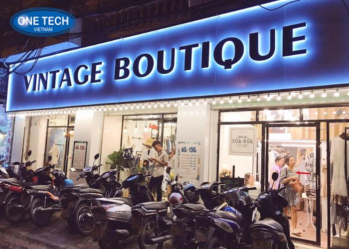 Tên cửa hàng “Vintage Boutique” có ý nghĩa là cửa hàng thời trang chuyên về phong cách cổ điển