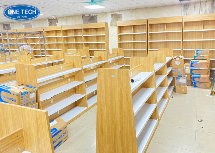 Kệ gỗ MDF One Tech dùng trưng bày đa dạng đồ lưu niệm