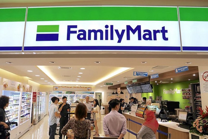 Familymart cửa hàng tiện lợi thiết kế tone màu xanh trắng