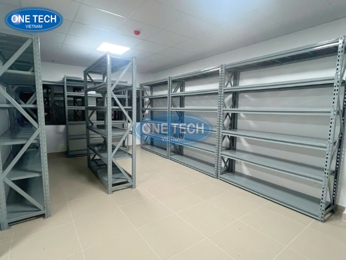 Khung kệ sắt đem đến độ bền vượt trội hơn so với khung gỗ, khung inox