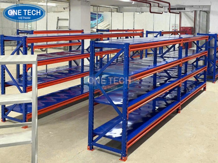 Kệ trung tải 4 tầng phổ biến cho kho quy mô vừa