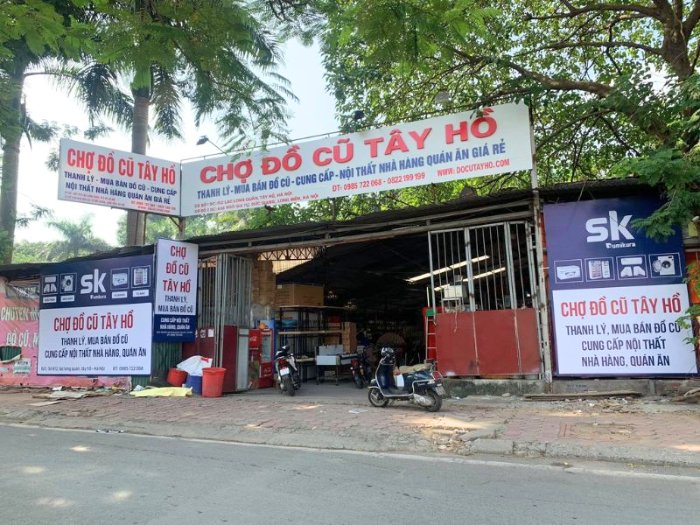 Mua kệ cũ tại chợ đồ thanh lý