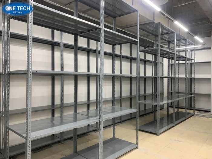 Giới thiệu về kệ sắt V lỗ thanh lý tại One Tech Việt Nam