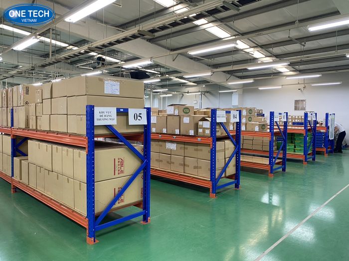 Kệ sắt hộp Selective sàn gỗ lưu trữ hàng hóa cồng kềnh