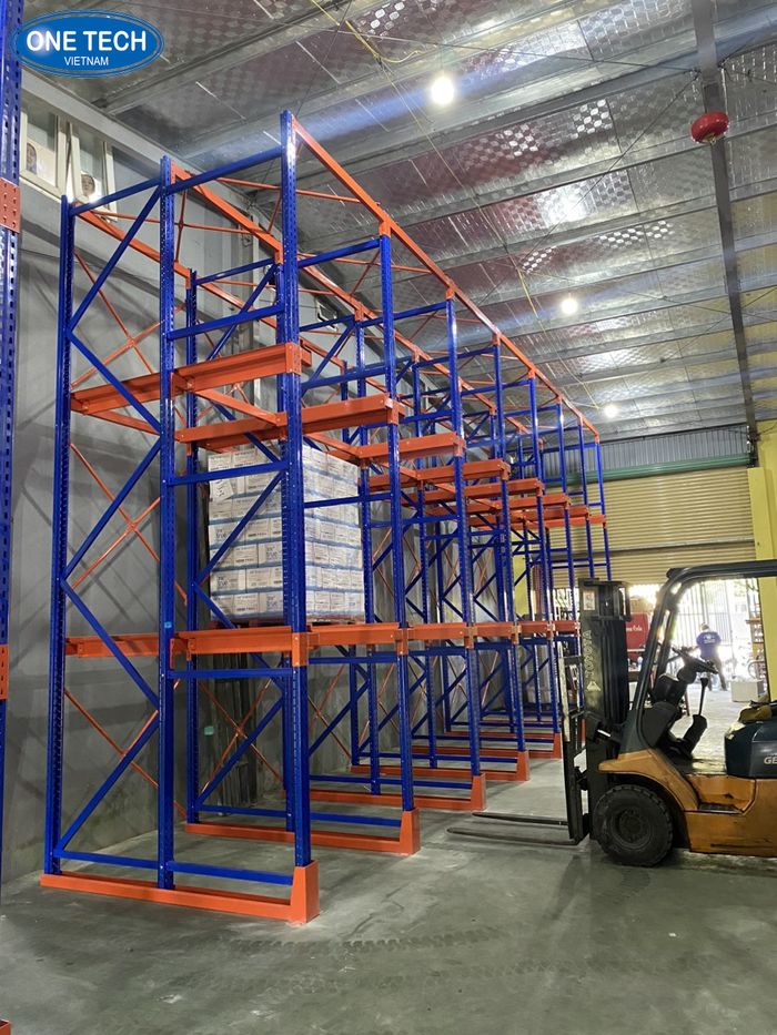 Kệ kho Drive In yêu cầu xe nâng càng dài bốc dỡ hàng