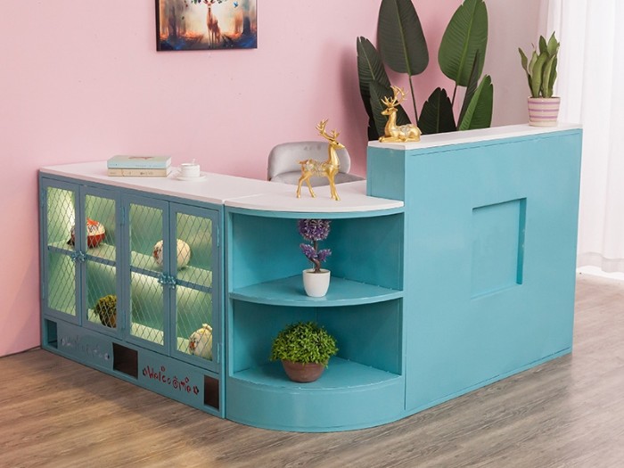 Bàn thu ngân shop quần áo màu xanh nổi bật