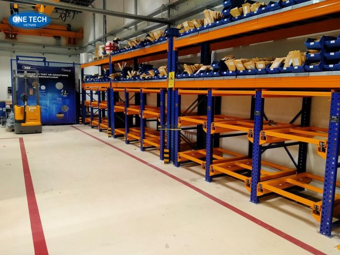 Kệ khuôn màu cam kết hợp cùng xanh dương khỏe khoắn