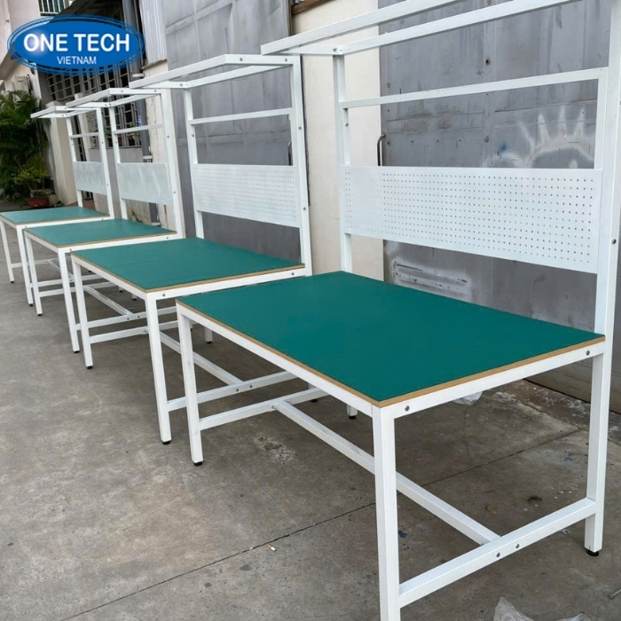 Bàn thao tác khung thép mặt gỗ