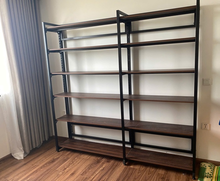 Kệ gỗ khung sắt mang tới sự sang trọng cho cửa hàng