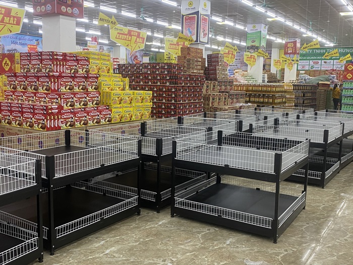 Ụ trưng bày giữa nhà để giỏ quà