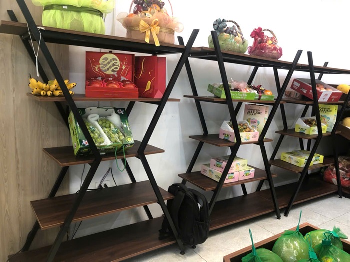 Kệ gỗ khung sắt sang trọng để giỏ quà