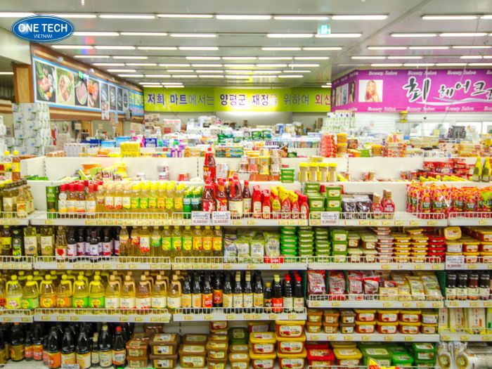 Kệ trưng bày hàng hóa trong siêu thị