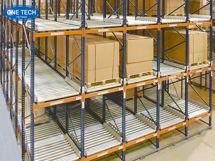 Kệ con lăn với các pallet hàng tự động trượt từ đầu này sang đầu kia nhờ nguyên lý trọng lực