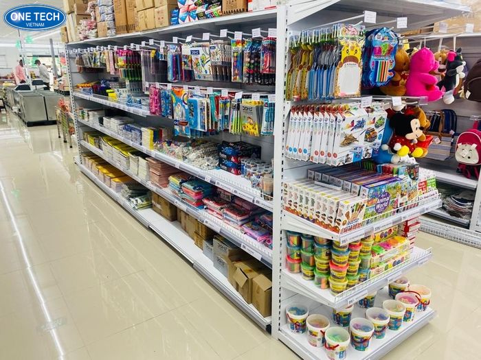 Kệ kim loại trưng bày bút viết