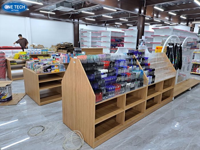 Kệ gỗ trưng bày bút viết