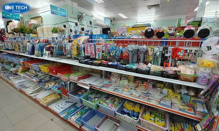 One Tech Việt Nam cung cấp kệ trưng bày bút viết chất lượng