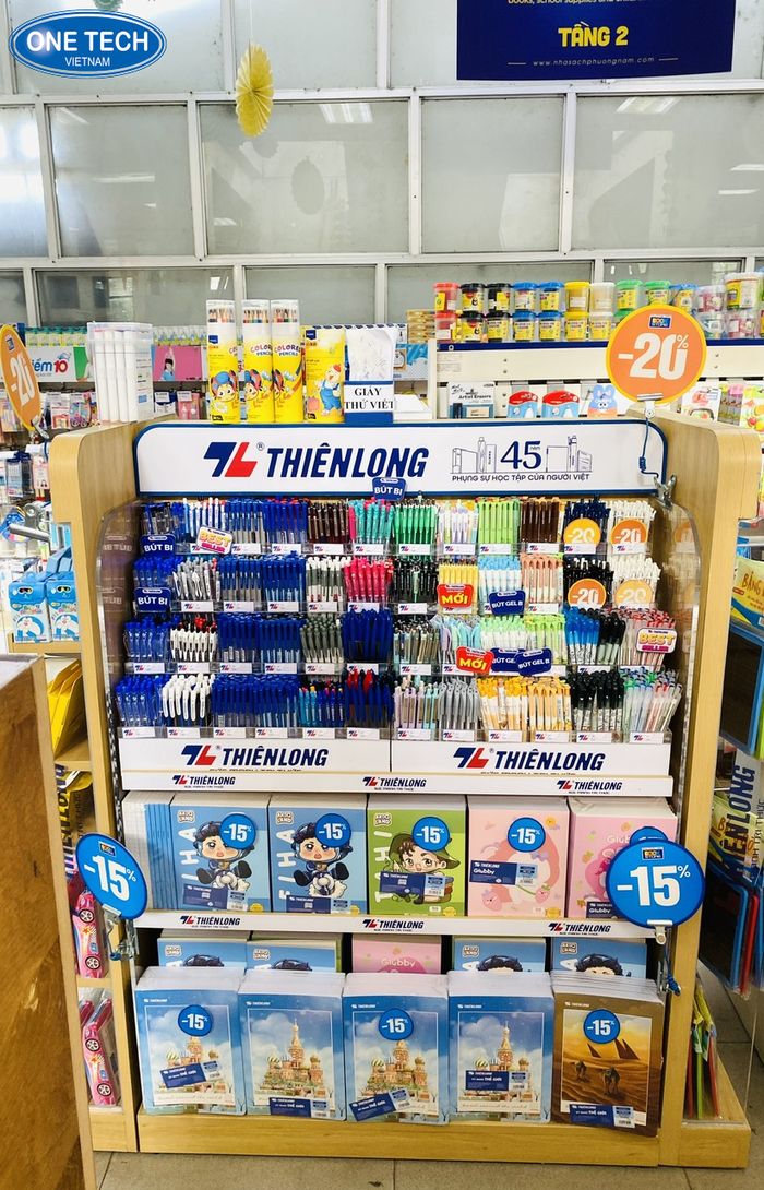 Kệ Thiên Long trưng bày bút bi