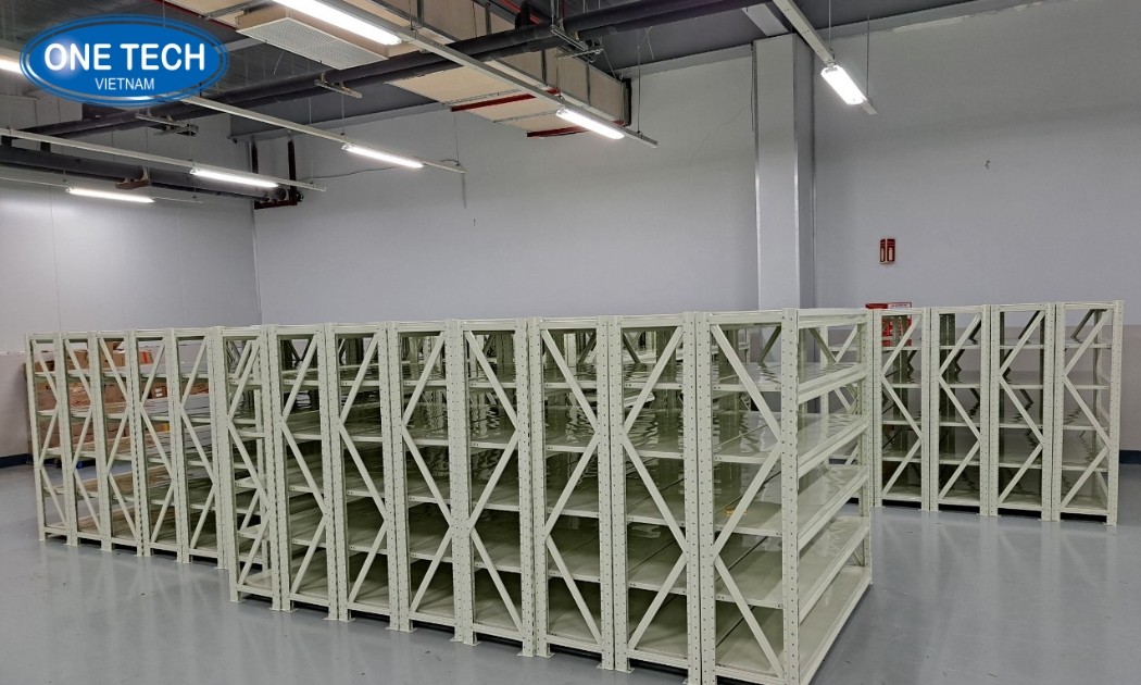 Kệ trung tải màu trắng trưng bày chăn ga gối đệm