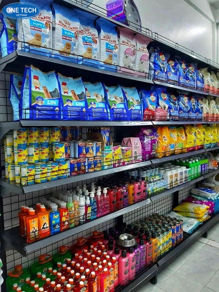 Giá kệ màu đen làm nổi bật sản phẩm
