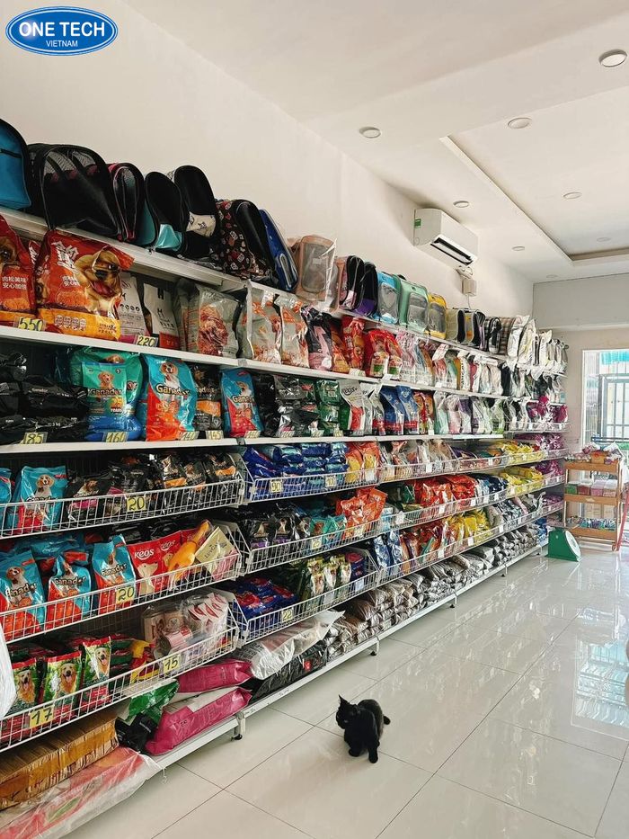 Mẫu kệ trưng bày cửa hàng thú cưng áp tường