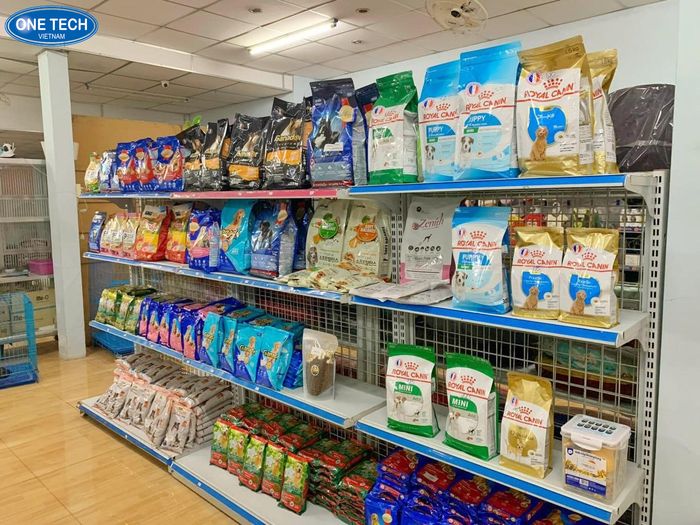 Kệ trưng bày cửa hàng thú cưng: thức ăn, cát
