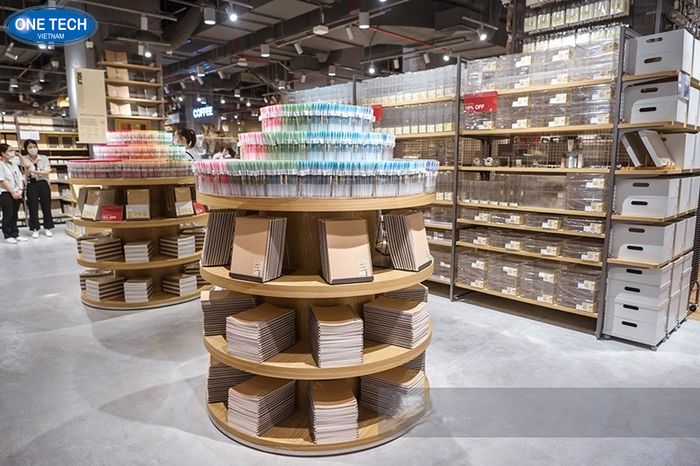 Ụ gỗ trưng bày sản phẩm tại Muji