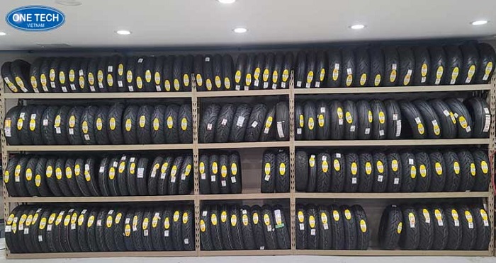 Kệ trưng bày số lượng lớn lốp xe máy