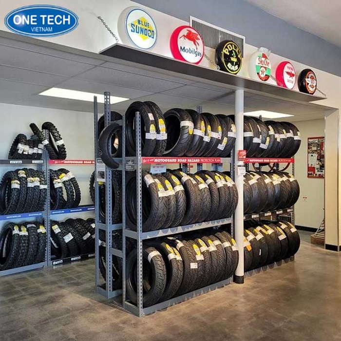 Kệ V cài để lốp xe máy tiện ích trong các cửa hàng