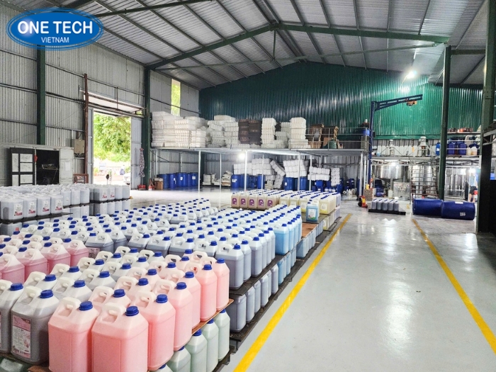 Kho rộng, ít hàng hóa không cần sử dụng đến kệ để hóa chất