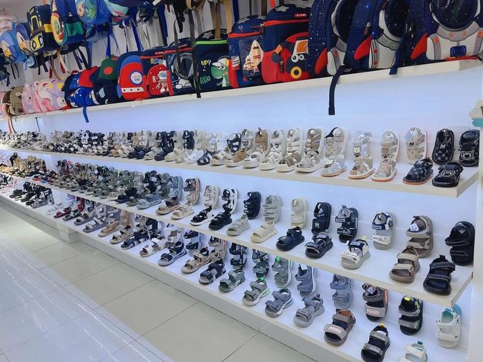Cửa hàng giày dép trẻ em