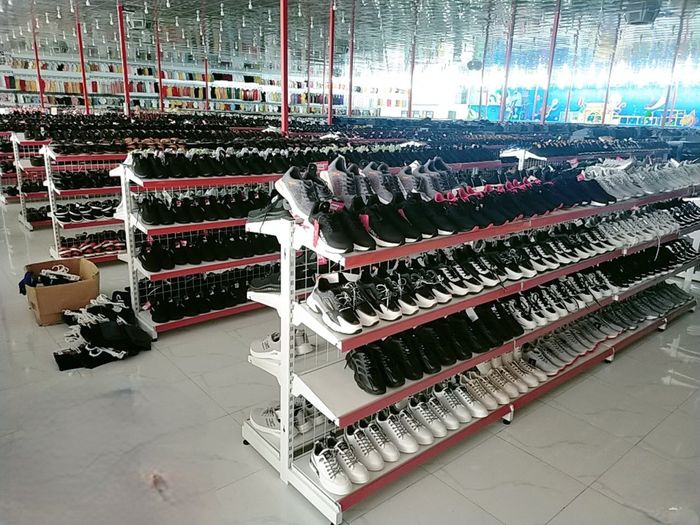 Kệ siêu thị trưng bày giày dép tiết kiệm chi phí đầu tư