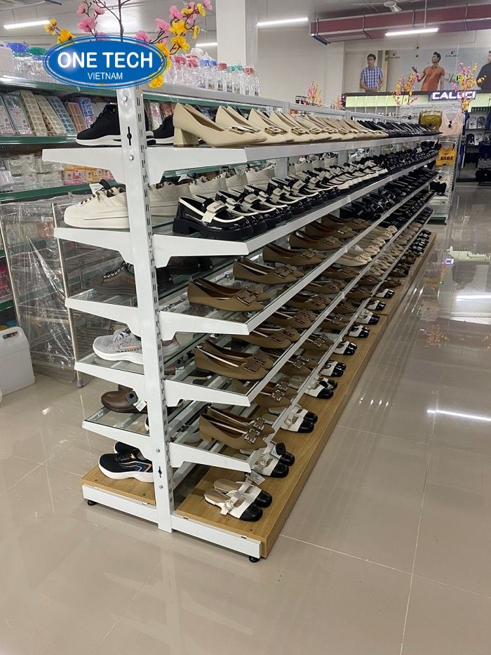 Cửa hàng sử dụng kệ gỗ mâm kính sang trọng