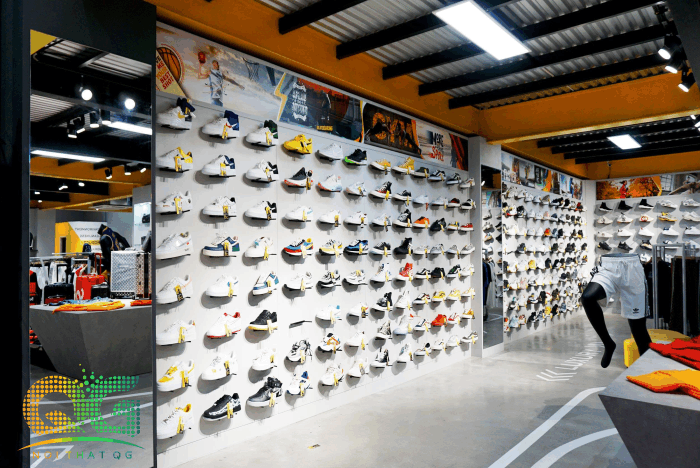 Shop giày thể thao tại trung tâm thương mại