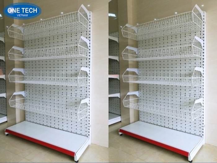 Kệ giỏ mì màu trắng sử dụng bày mì tôm, bánh kẹo