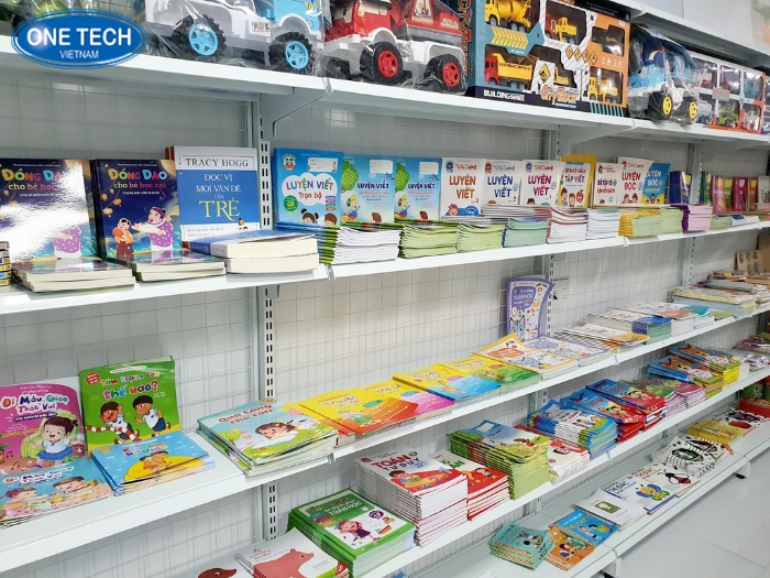 Kệ sắt màu trắng giúp làm nổi bật hàng hóa trưng bày