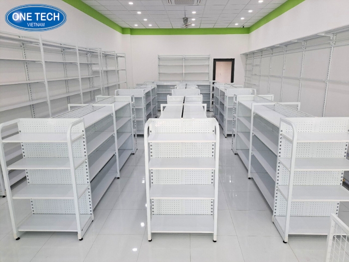 Kệ sắt trắng lưng tôn bền bỉ và tải trọng tốt khi bày hàng