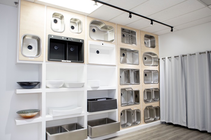 Lưu ý khi lựa chọn và bố trí kệ trưng bày chậu rửa bát